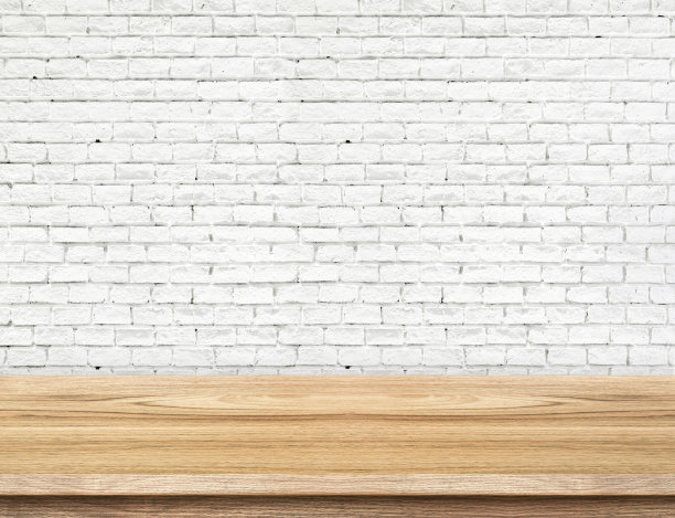 空木桌和白色砖墙的背景素材图片