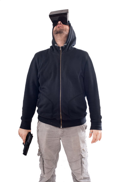 男子玩虚拟现实射击游戏与虚拟现实枪眼镜图片下载