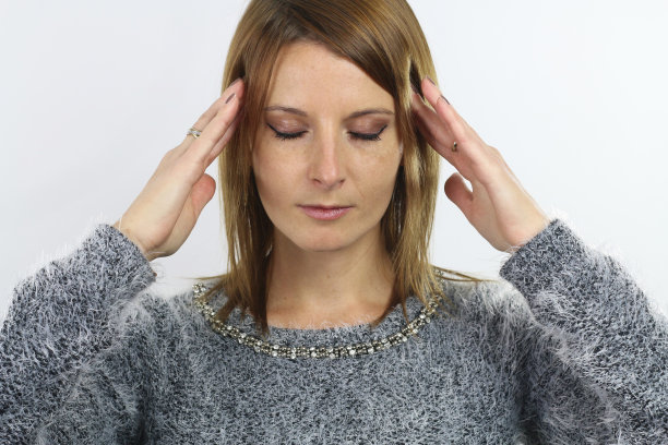 集中的金发女人图片下载