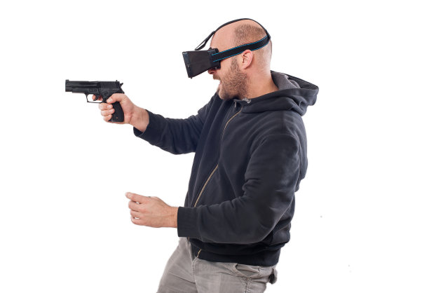 男子玩虚拟现实射击游戏与虚拟现实枪眼镜图片下载
