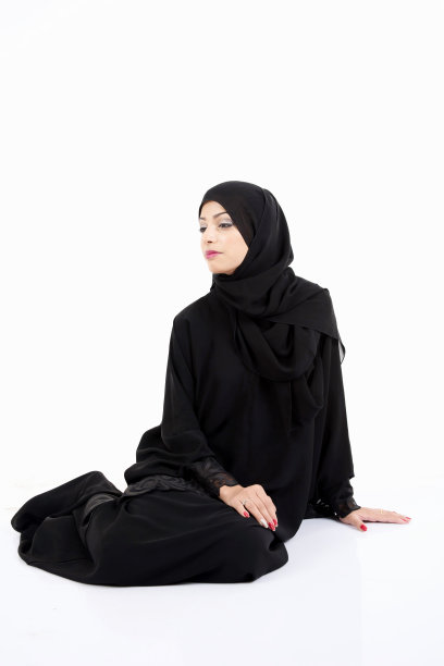 坐在地板上的阿拉伯女人图片下载