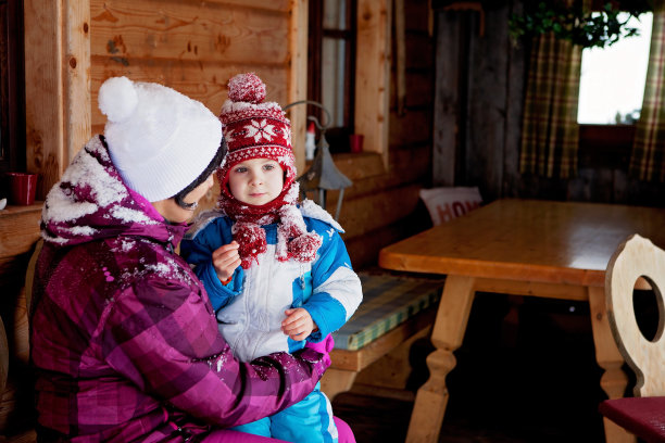 年轻的祖母和她蹒跚学步的孙子在花园里玩耍图片下载