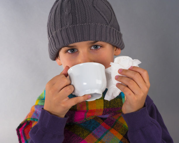 男孩喝茶图片下载