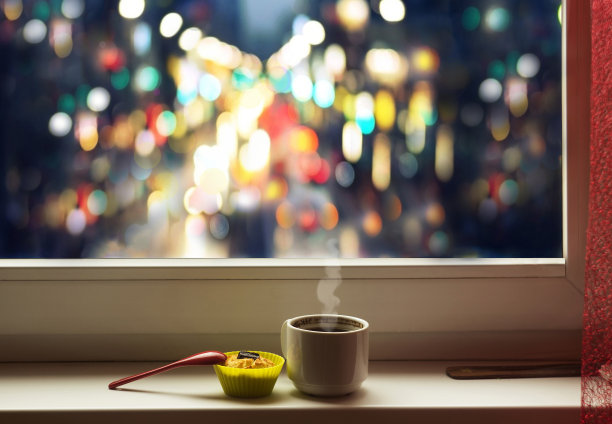 窗台上放着香味浓郁的咖啡杯和纸杯蛋糕图片下载