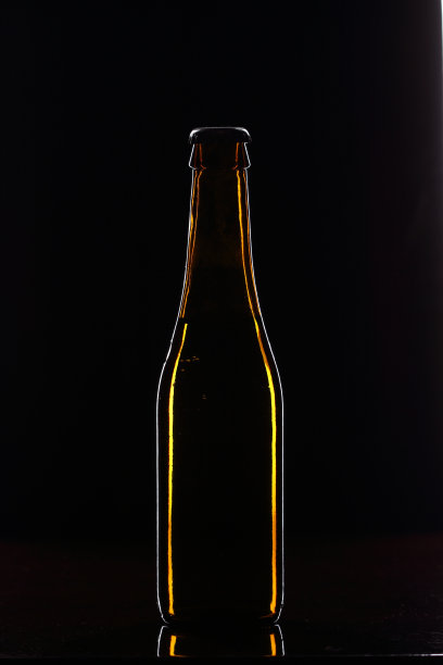 一瓶有冷凝水珠滴在上面的冷啤酒图片下载