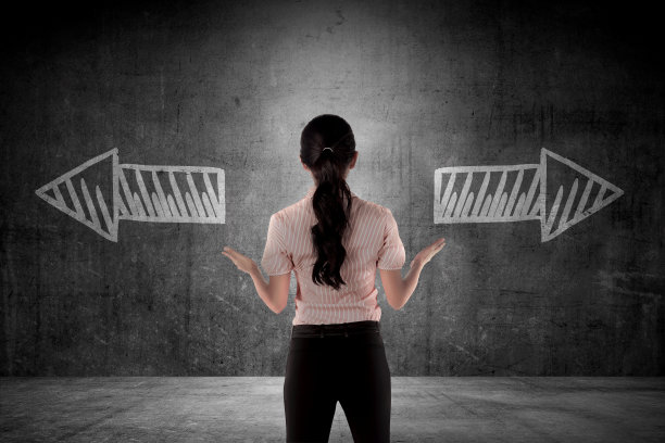 女商人必须在两条路中做出选择图片下载