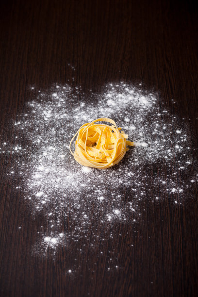 桌上的生意大利面图片下载