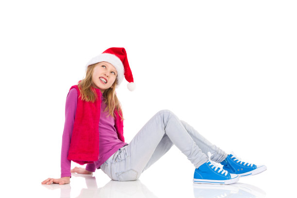 微笑的小圣诞女孩抬头看图片下载