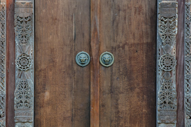 带有古花图案的木门。木雕工艺。图片下载