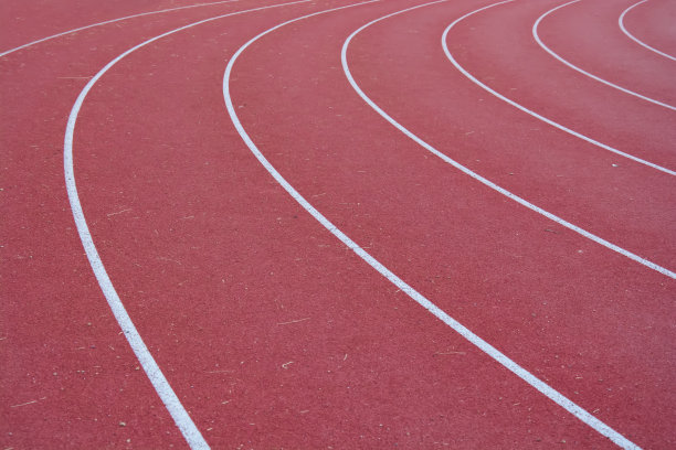 在带橡胶套的跑道上转弯图片下载