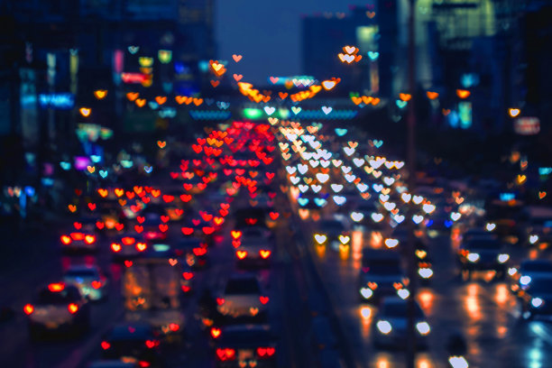 从车灯上看心形散焦的交通道路图片下载