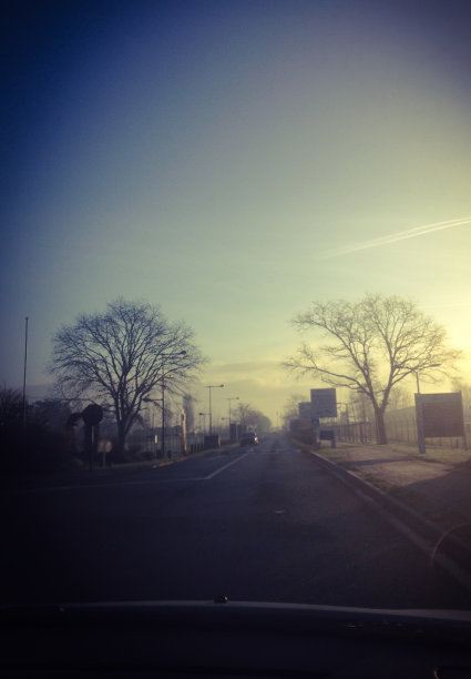 在巴黎的街道上开车图片下载