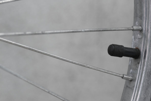 关闭自行车轮胎的阀门图片下载