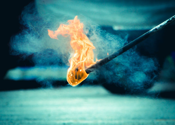 燃烧的火炬在夜晚素材图片