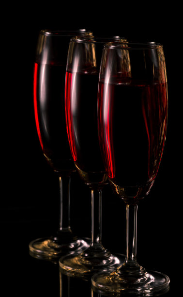 黑杯装红酒图片下载