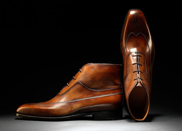 一双时髦的手工制作的棕色皮鞋图片下载