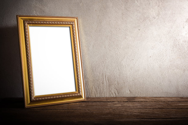 豪华的相框放在木桌子上，背景是垃圾图片下载
