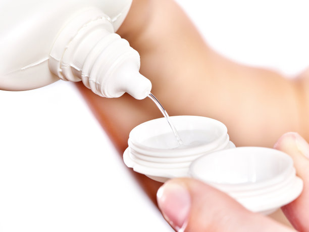 镜头外壳和瓶子被水隔离素材图片