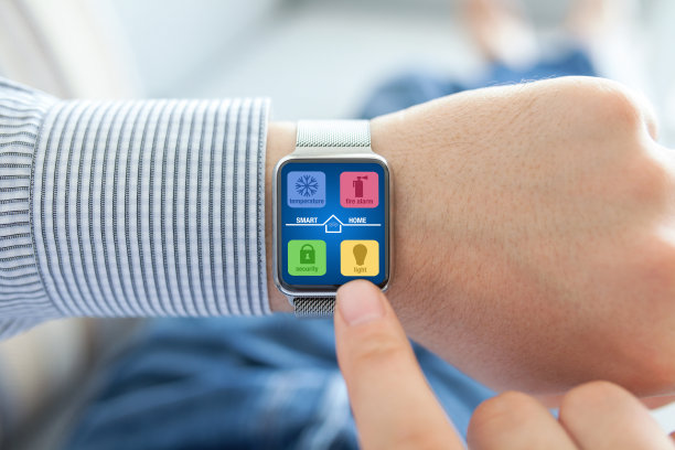 男人手手表与应用程序智能家居屏幕上图片下载
