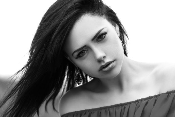 一个美丽的年轻女孩赤裸的肩膀的肖像图片下载