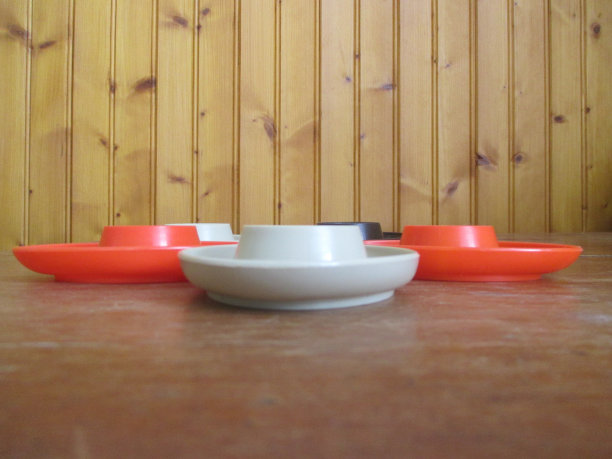 木桌上盘子的特写镜头图片下载