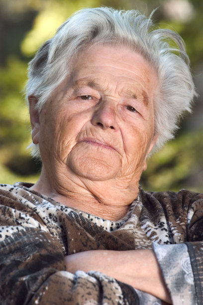 严重的老年妇女图片下载