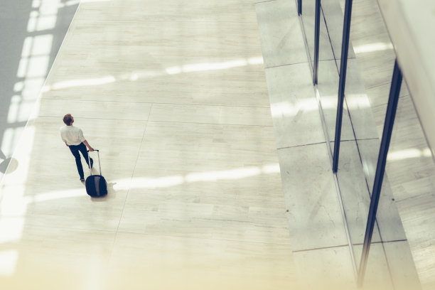 提着手推车的漂亮生意图片下载