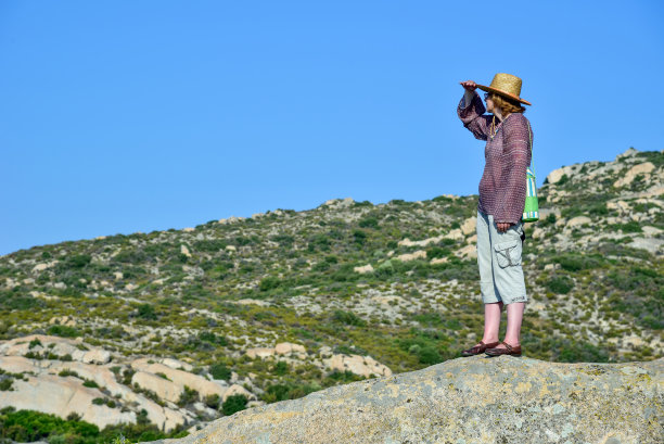 山上的徒步旅行者图片下载