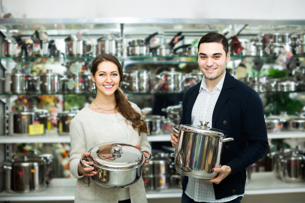 夫妇在商店的炊具中选择平底锅图片下载