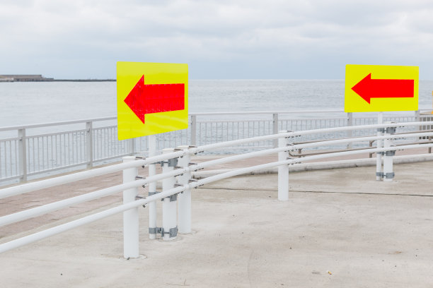 海边的交通标志是红色箭头图片下载