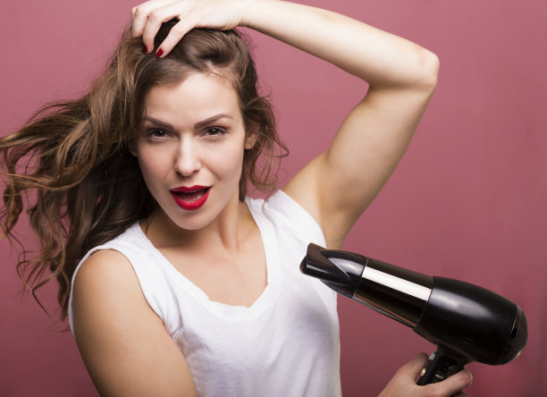 女人在吹头发图片下载