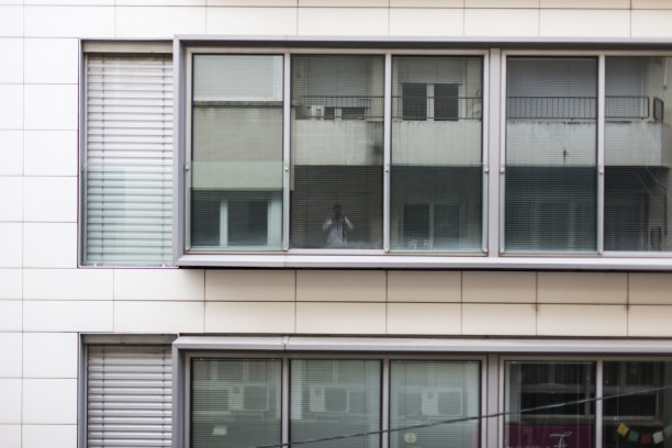 普通的大镜子窗户在一个建筑单位图片下载