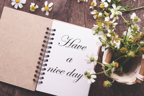 有一个美好的一天文字笔记本与白花图片下载