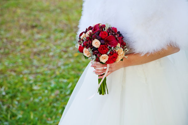 美丽的婚礼鲜花在新娘的手中。秋天图片下载