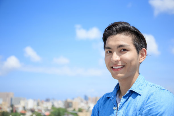 男人对你笑得很开心图片下载