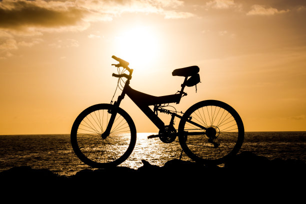 照片的山地车剪影在日落图片下载