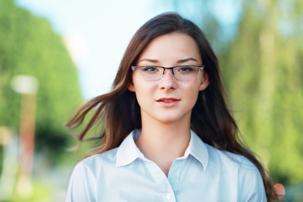 戴眼镜的年轻女子图片下载