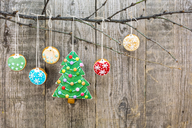 姜饼圣诞树挂着小甜饼图片下载