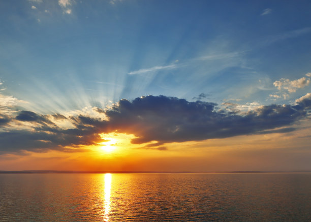 海上的日落。图片下载