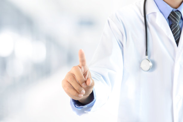 医生的手指向空的虚拟屏幕图片下载