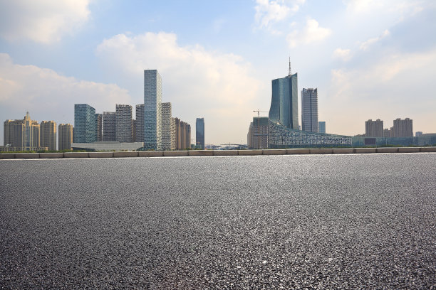 以城市建筑为背景的空路地板图片下载