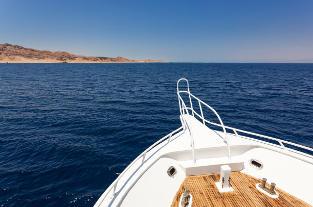 红海中的一艘帆船素材图片