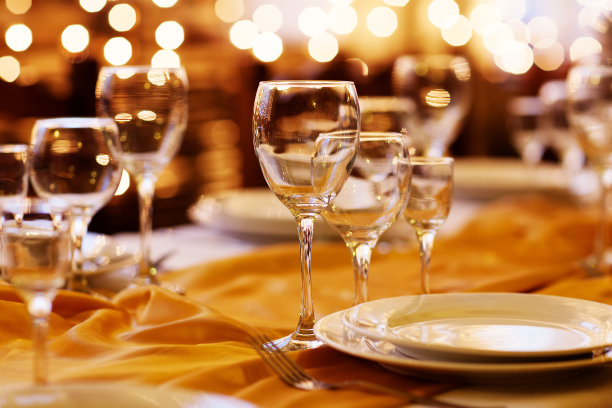 餐馆里的一张漂亮的桌子图片下载