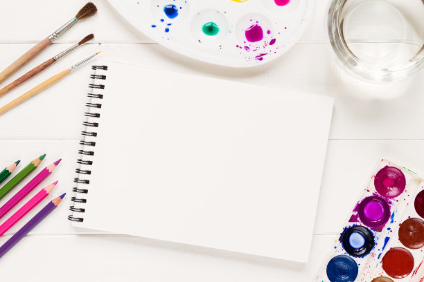 在白色的桌子上用艺术工具模拟图片下载