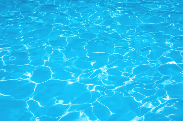 游泳池里碧水荡漾图片下载