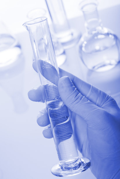 白色和蓝色背景上的试管。图片下载