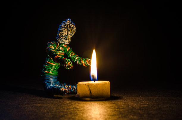 在蜡烛旁取暖图片下载