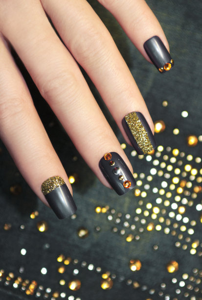 牛仔灰蓝色美甲。素材图片