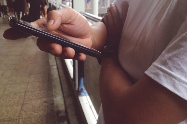 使用手机的青少年图片下载