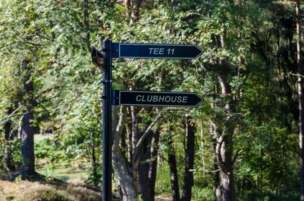 高尔夫球场上的两块信息牌图片下载